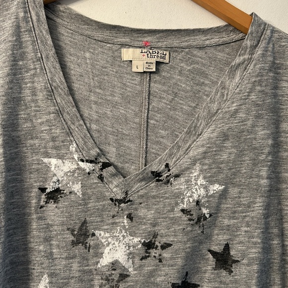 LABEL+thread Large Graphic Rebel V-neck Grey T-shirt with Stars detail - Picture 4 of 7